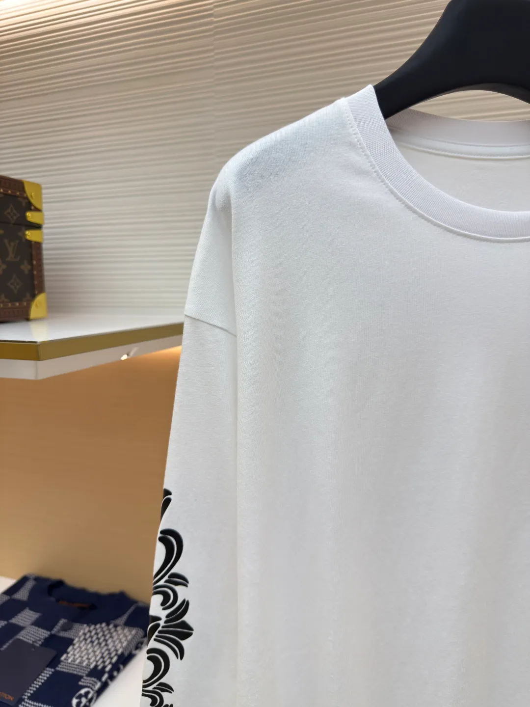 Chrome Hearts Graffiti Limited Long Sleeve ●Item No.: 1680095-A10 ●Material: pure cotton fabric ●Technology: Printing ●Version: Fitted version ●Weight: about 300 grams ●Size: S-M-L ●Description: The fabric is made of 26-woven 220-gram cotton, and the printing is printed with ink. The most important thing is that the leather is sewn by hand (handwork involves high costs). A lot of effort has been put into the fabric, hardware and craftsmanship. The top quality and industry benchmark in the market are only owned by a few people. The overall wiring is straight and delicate, the fabric is comfortable and soft, and the color is consistent without color difference. It can be matched with the same style to create a fashionable look and control various occasions. Customized accessories, complete with three standards, same style for men and women!